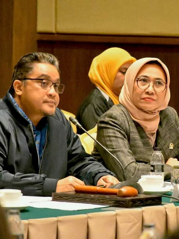 Komisi X DPR menggelar rapat terkait alokasi anggaran Kemdikbud di hotel. Foto: Instagram/@ddyusuf66