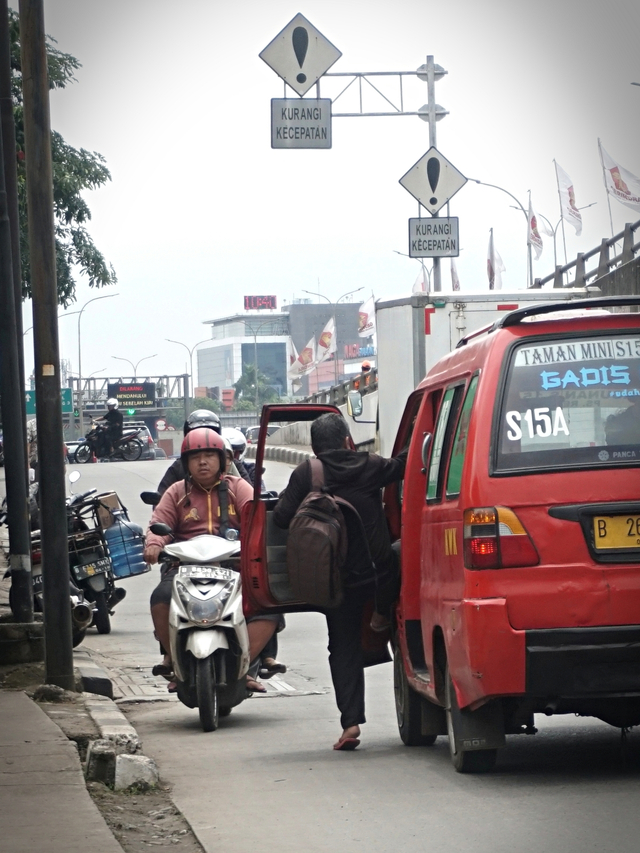 Seorang pengendara sepeda motor melawan arus lalu lintas di sekitar flyover Tanjung Barat, Jakarta, Rabu (19/2), Foto: Iqbal Firdaus/kumparan