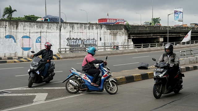 Dua orang pengendara sepeda motor melawan arus lalu lintas di sekitar flyover Tanjung Barat, Jakarta, Rabu (19/2), Foto: Iqbal Firdaus/kumparan