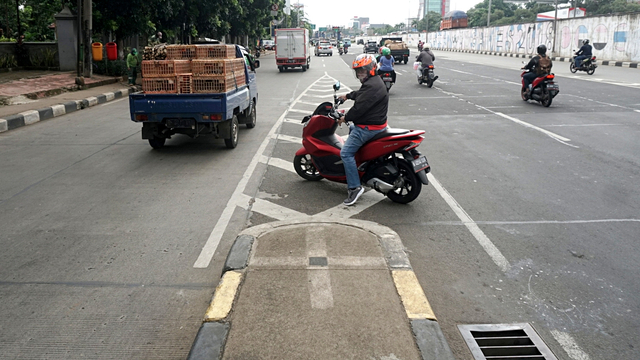 Seorang pengendara sepeda motor melawan arus lalu lintas di sekitar flyover Tanjung Barat, Jakarta, Rabu (19/2), Foto: Iqbal Firdaus/kumparan