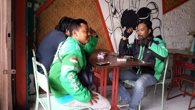 Sejumlah driver ojek online menunggu pesanan datang di warung nasgor 212 Jalan Godean Yogyakarta. Foto : Widi Erha