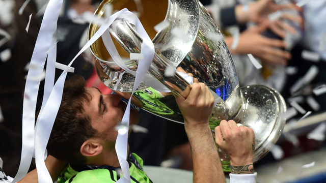 Iker Casillas dan trofi Liga Champions Real Madrid 2014. Foto: FRANCISCO LEONG / AFP