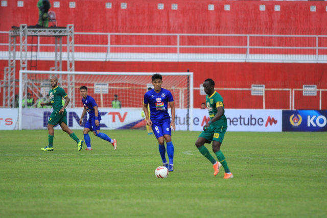 Pemain Arema FC  berebut bola dengan Pemain Persebaya. Foto: Dani Kristian/tugumalang.id