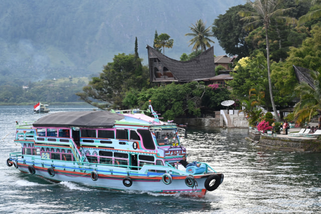 Kapal wisata melintas di Danau Toba, Sumatera Utara. Foto: AFP/GOH CHAI HIN
