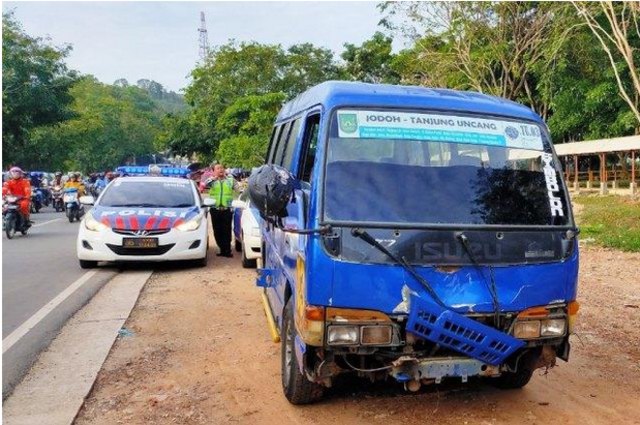 Angkutan umum Bimbar yang terlibat kecelakaan di Bukit Daeng, Mukakuning pada Senin pagi. (Foto: Dyah/batamnews)