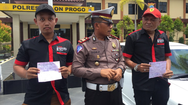 urianto alias Boy (45) (kanan) dan Budi Haryanto (26) (kiri) usai ditilang tiga pasal di Polres Kulon Progo, Rabu (19/2). Foto: Arfiansyah Panji Purnandaru/kumparan