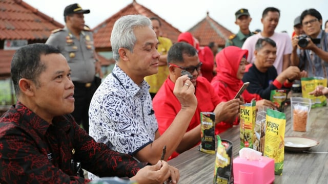 Ganjar saat menikmati keripik bunga dan pelepah pisang di obyek wisata kitagawa pesona bali di wonogiri. (Fernando Fitusia)