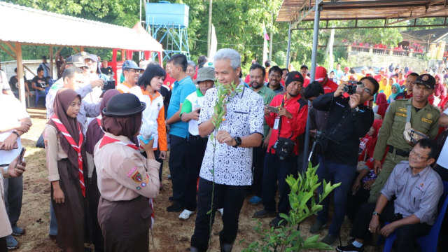 Ganjar memberikan edukasi kepada salah satu siswi tentang arti pentingnya penanaman pohon bagi lingkungan sekitar. (Fernando Fitusia)