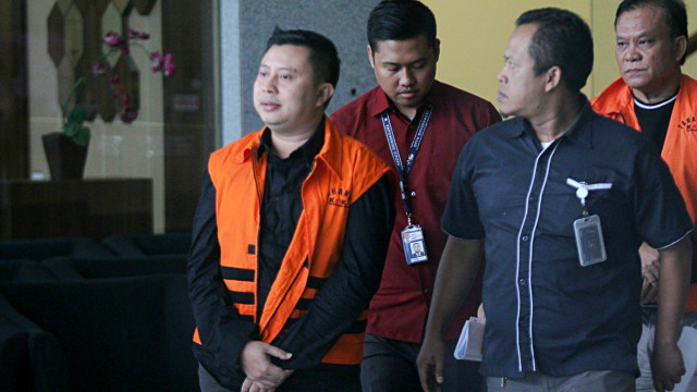 Tersangka Saeful Bahri (kiri) usai menjalani pemeriksaan di Gedung KPK, Jakarta, Rabu (19/2).  Foto: Nugroho Sejati/kumparan