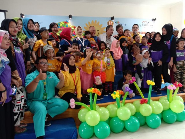 "Moment RS Hasan Sadikin Bandung dan RSP IZI di Hari Kanker Anak Se-dunia" - Pose bersama dokter, perawat, perwakilan RSP, dan anak-anak penderita kanker di RS. Hasan Sadikin, Bandung. Dok. IZI