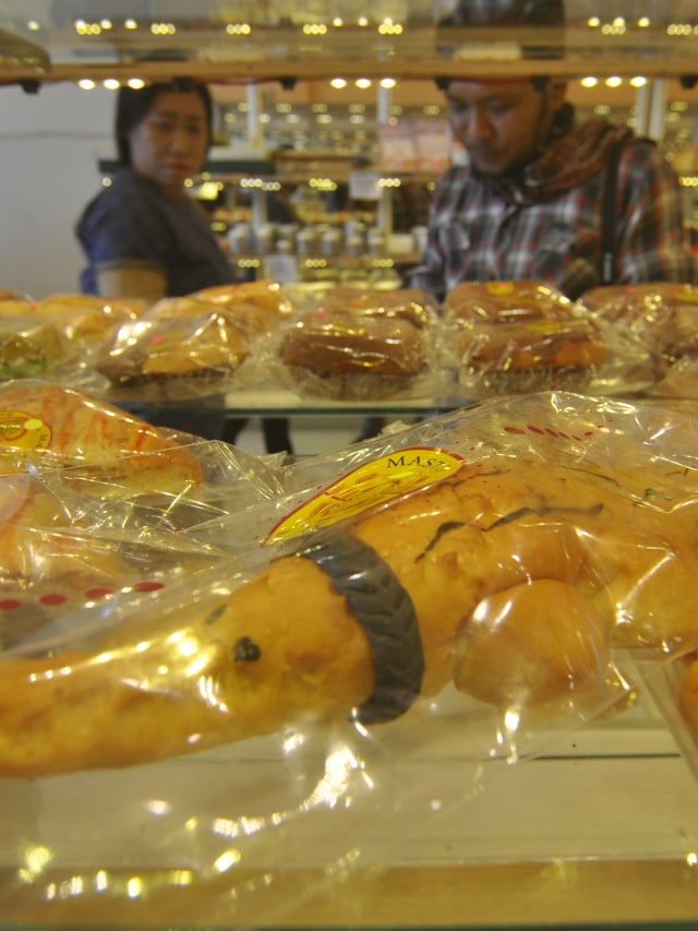 Roti berbentuk seekor buaya terjerat ban berukuran kecil yang dijual pada salah satu toko roti di Palu, Sulawesi Tengah, Rabu (19/2). Foto: ANTARA FOTO/Mohamad Hamzah