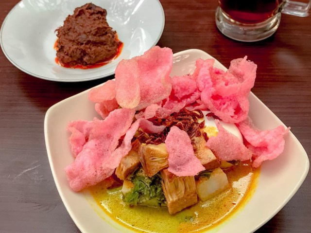 8 Restoran Padang yang Bisa Dipesan via Ojol Selama Makan di Rumah Aja (13397)