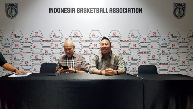 Ketua PP Perbasi, Danny Kosasih (kiri), dan Manajer Timnas Basket Indonesia, Fahreza Tamrela, di konferensi pers Kualifikasi FIBA Asia, Rabu (19/2). Foto: Ganesha Arif/kumparan