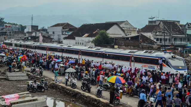 Ribuan warga dan pelajar menunggu kedatangan Kereta Api Inpeksi 4 pada uji coba perlintasan jalur Cibatu-Garut di Stasiun Garut, kabupaten Garut, Rabu (19/2). Foto:  ANTARA FOTO/Adeng Bustomi