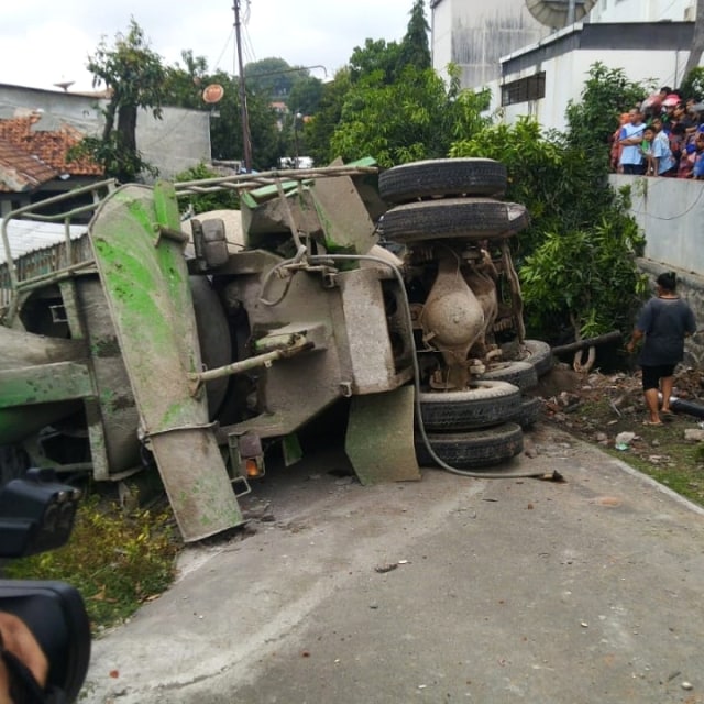 Truk yang menabrak pemotor akibat rem blong di Semarang. Foto: Afiati Tsalitsati/kumparan