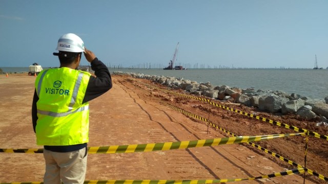 Pengunjung meninjau lokasi pembangunan pelabuhan Kijing. Foto: Dok. Hi!Pontianak