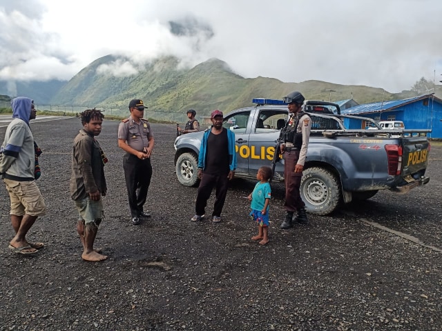 Patroli dialogis yang dilakukan Polsek Ilu dalam rangka penyebaran pesan kamtibmas. (Dok: Polda Papua)