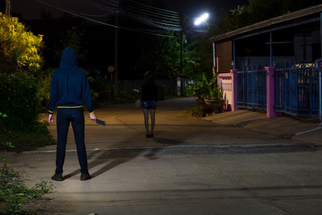 Ilustrasi wanita jadi korban rampok saat berjalan sendirian di tempat gelap Foto: Shutter Stock
