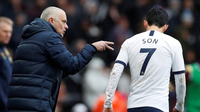 Jose Mourinho memberikan instruksi kepada Son Heung-min. Foto: REUTERS/Phil Noble