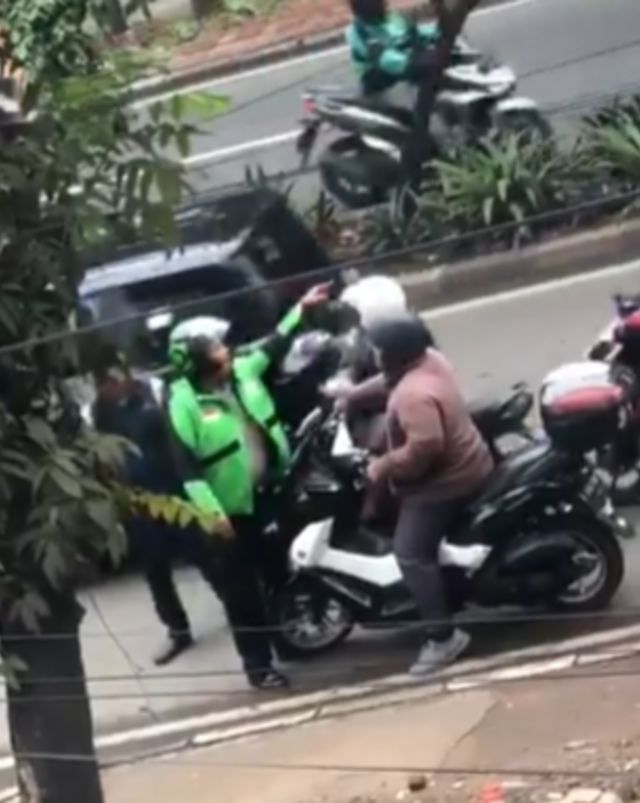 Polisi mengenakan jaket ojol. (Foto: tangkapan layar Twitter @hrsdhy)