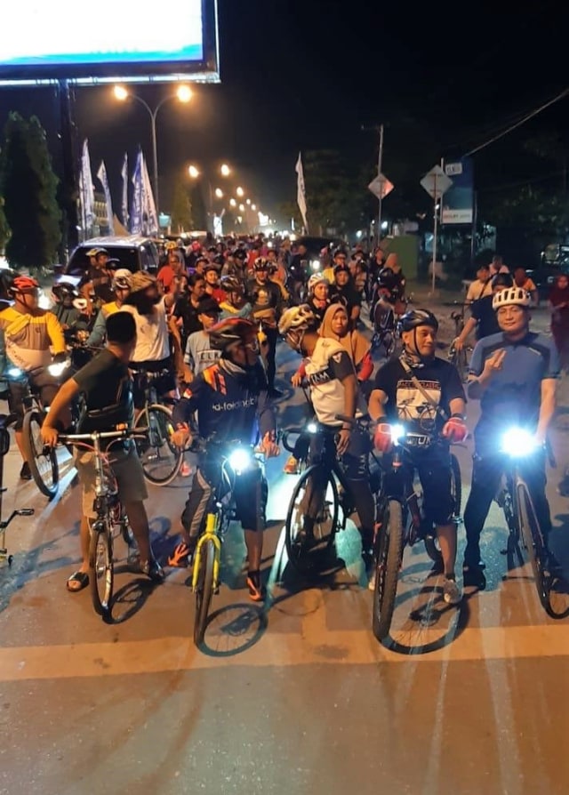 Giat sepeda malam bersama kendari bersepeda. Foto: Istimewa.