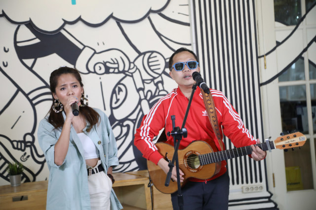 Foto: Lala Karmela dan Sandhy Sondoro Nyanyi Bareng di kumparan (1157290)