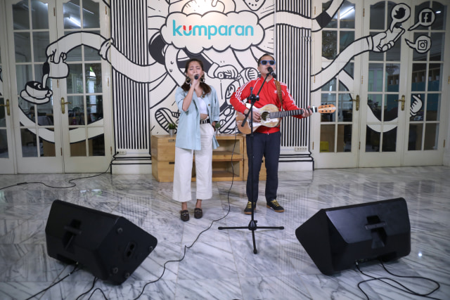 Foto: Lala Karmela dan Sandhy Sondoro Nyanyi Bareng di kumparan (1157289)