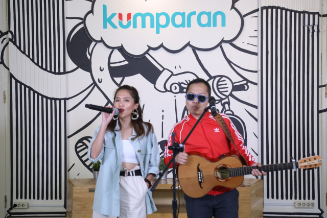 Foto: Lala Karmela dan Sandhy Sondoro Nyanyi Bareng di kumparan (1157288)