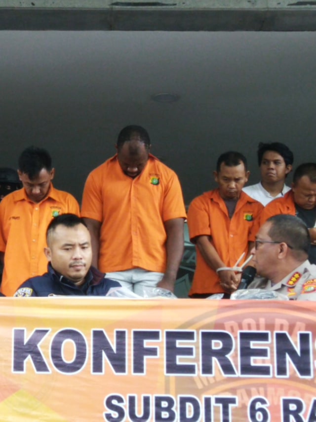 Konferensi pers pengungkapan kasus penipuan penggandaan uang di Polda Metro Jaya, Jakarta Selatan.  Foto: Fachrul Irwinsyah/kumparan