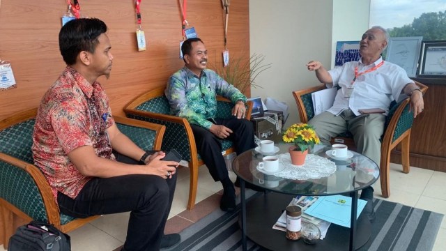 Bupati Majene, Fahmi Massiara (tengah), menemui Asisten Deputi Standarisasi Jabatan dan Kompetensi SDM Kemenpan RB, Arizal (kanan). Foto: Dok. Humas Pemkab Majene