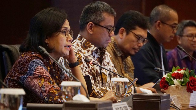 Menteri Keuangan Sri Mulyani (kiri) berbicara pada pemaparan realisasi APBN 2020 di Kementerian Keuangan, Jakarta, Rabu (19/2). Foto: Irfan Adi Saputra/kumparan