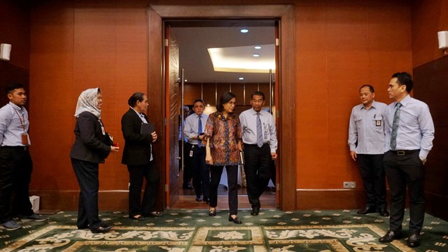 Menteri Keuangan Sri Mulyani (tengah) meninggalkan ruangan usai pemaparan realisasi APBN 2020 di Kementerian Keuangan, Jakarta, Rabu (19/2). Foto: Irfan Adi Saputra/kumparan