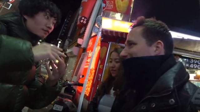 Pria Australia, Rob Dee (kanan) menyelamatkan perempuan dari stalker di Jepang. Foto: Twitch/@robcdee