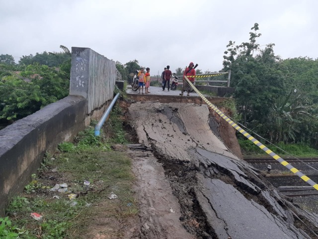 Tanggul penahan jembatan atas kereta api amblas di Dusun 4 Desa Dalam Kecamatan Belimbing, Kabupaten Muara Enim, Rabu (19/2). Foto. Istimewa