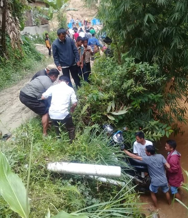 Akibat jalan rusak dan becek, seorang pengendara motor di Mamasa terjun ke sungai. Foto: Frendy/sulbarkini