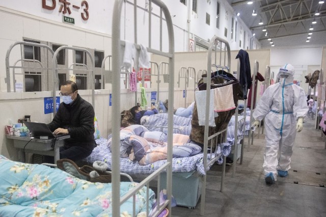 Para penderita virus corona di RS Fangcai di kota Wuhan