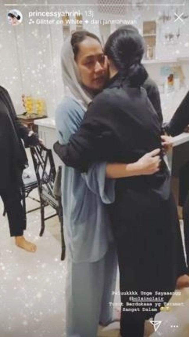 Syahrini memeluk Bunga Citra Lestari