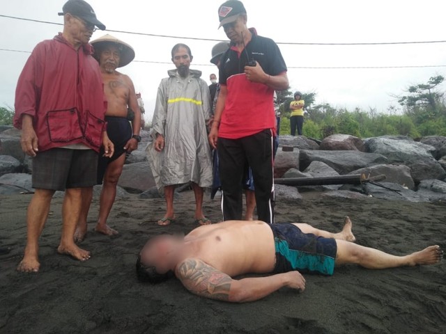 Mayat pria bertato di Pantai Padanggalak, Denpasar Timur, Bali, Kamis, (20/2). Foto: Dok. Polreta Denpasar