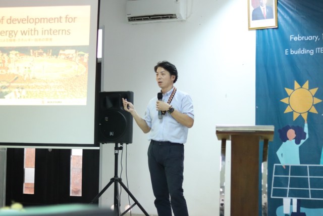 Dr. Watanabe Yoshinobu saat memberikan pemaparan pada seminar internasional di Itera Lampung, Rabu (2/19) | Foto : Humas Itera