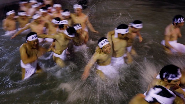Peserta ikuti festival telanjang di Kuil Saida. Foto: REUTERS / Kim Kyung-Hoon
