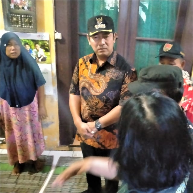 Wali Kota Semarang Hendrar Prihadi berbincang dengan keluarga korban saat berkunjung ke rumah korban tewas akibat tembok roboh. Foto: Afiati/kumparan