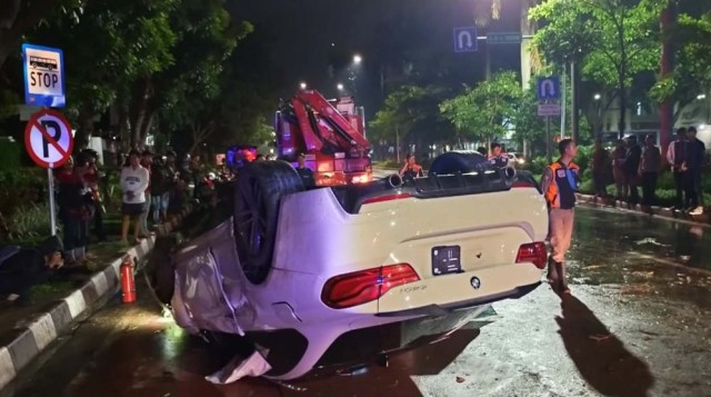 Kondisi mobil BMW yang terbalik di Jalan Raya Merr Surabaya (Foto-foto: Farizal Tito/jatimnow.com)
