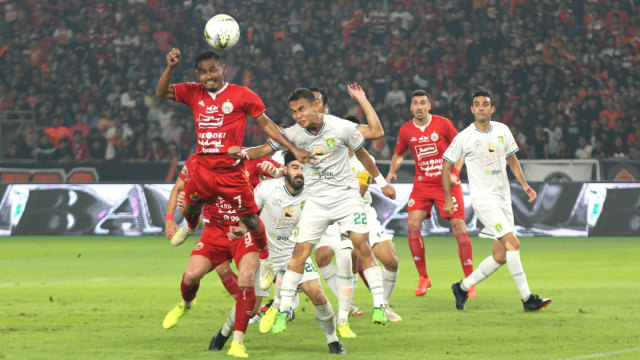 Pertandingan Liga 1 Persebaya vs Persija di Stadion Utama Gelora Bung Karno, Jakarta, Selasa (17/2). Sumber: Kumparan.