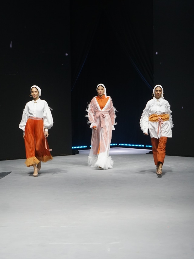 Sejumlah model memeragakan pakaian pada pembukaan Muslim Fashion Festival 2020, Kamis (20/2). Foto: Jamal Ramadhan/kumparan