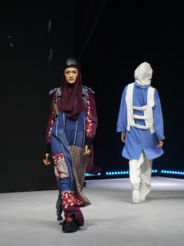 Dua orang model memeragakan pakaian pada pembukaan Muslim Fashion Festival 2020, Kamis (20/2). Foto: Jamal Ramadhan/kumparan