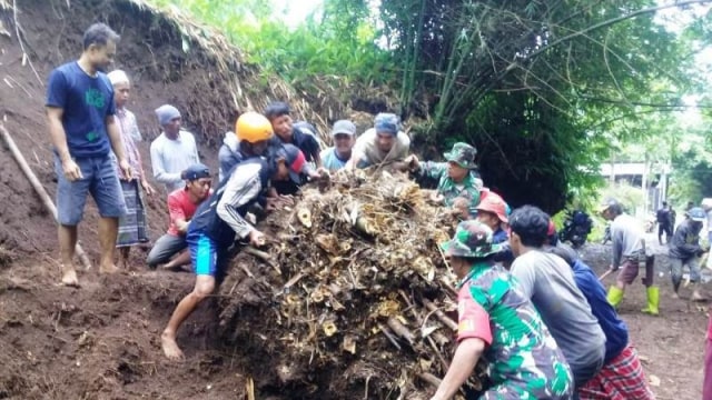 Hujan deras yang mengguyur hampir sehari, menyebabkan tebing di Desa Linggapura, Kecamatan Tonjong, Kabupaten Brebes Kamis (20/2/2020) pagi longsor. 