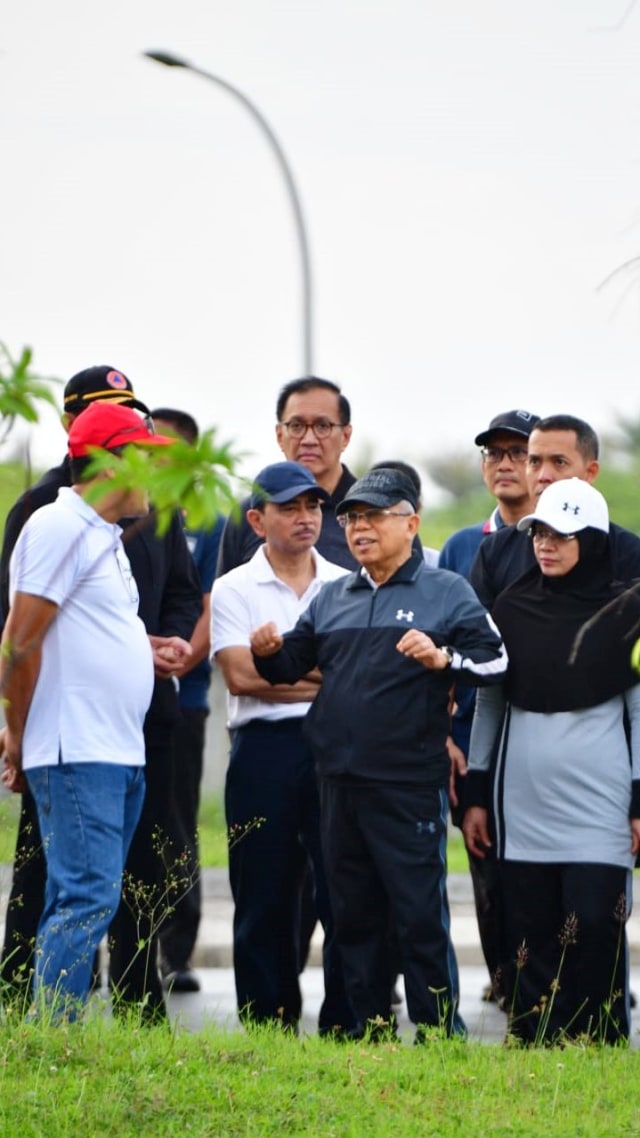 Wakil Presiden Ma'ruf Amin (tengah) berbincang saat kunjungan kerja ke Mandalika, Nusa Tenggara Barat.  Foto: Dok. Setwapres