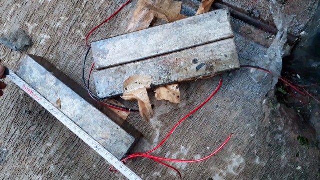 Benda mencurigakan mirip bom di Brebes dijinakkan. Setelah dicek ternyata bukan bom melainkan besi cor yang dirangkai mirip bom. (Foto