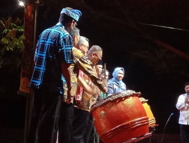 Penabuhan drum secara simbolis oleh Walikota Samarinda, Syaharie Ja’ang, menandakan penutupan acara yang dimulai dari Sabtu (15/2) dan ditutup pada hari Minggu (16/2) | Photo by Karja/Monika