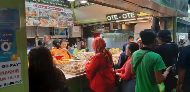 Suasana pasar jajanan di Pasar Atom Surabaya. Foto : Masruroh/Basra
